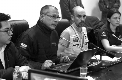 当地时间4月16日，厄瓜多尔副总统格拉斯（左二）在首都基多出席会议。新华社发