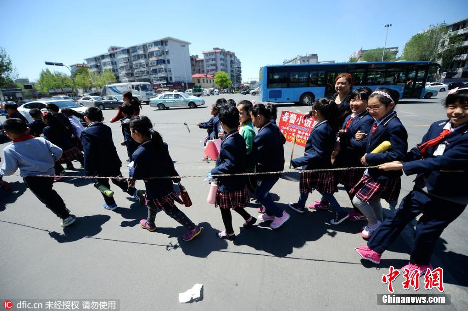 济南小学生出校门拴绳索走路 防止路上走散