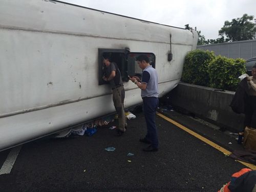 台湾一陆客团游览车翻车 司机身亡26人受伤（图）