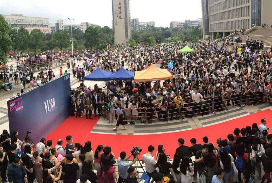 广州大学毕业生走红毯现场