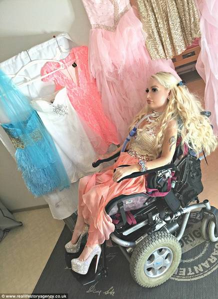 芬兰女子四肢瘫痪 花9万元变身芭比娃娃