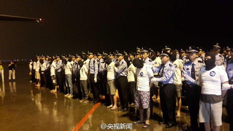 97名电信诈骗嫌疑人被押解回国 包括32名台湾人