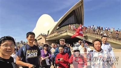 中国游客游览澳大利亚悉尼歌剧院。 资料图片