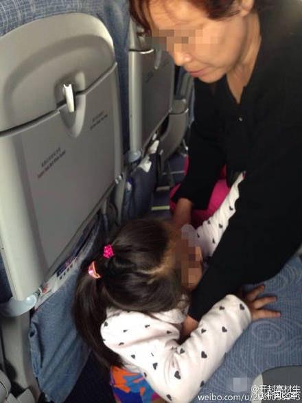 奶奶在飞机降落前让孙女在机舱地板上小便(图)