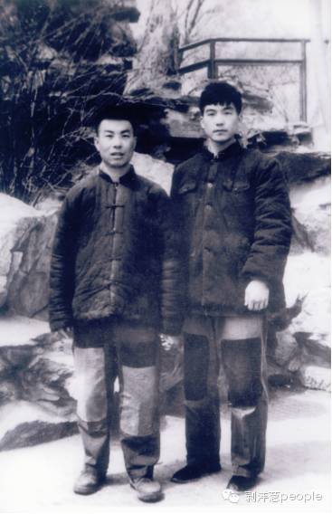 在北京地质学院读研究生时和同学的合影。他身上的棉袄是爷爷留给他的，他也是穿着它到甘肃的。图片来源：地质出版社