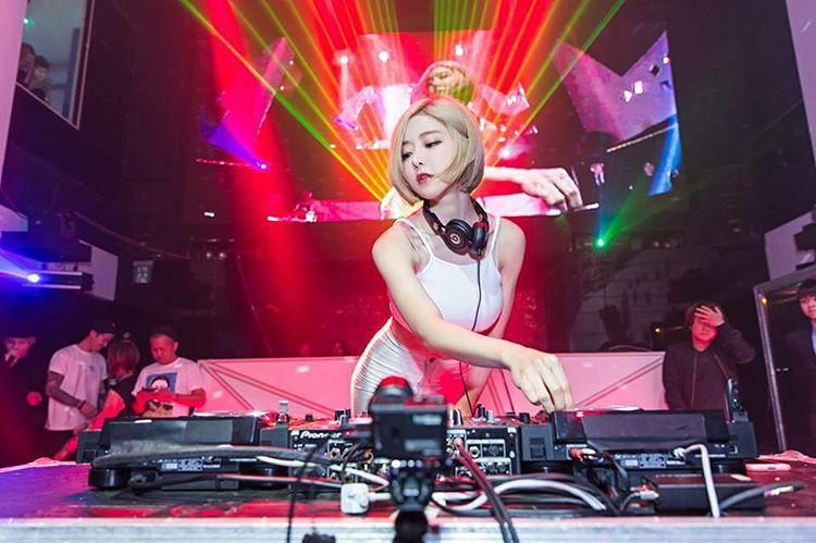 韩国“最美DJ”：身材超火辣 也爱打游戏