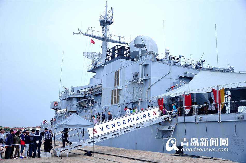 法国葡月号护卫舰开放 参观市民排长龙