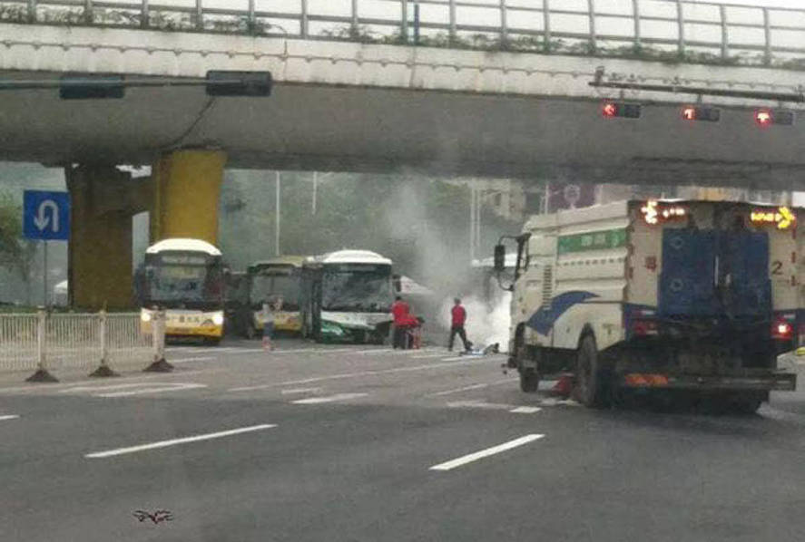 轿车猛撞两公交几近报废 疑油门当刹车司机身亡