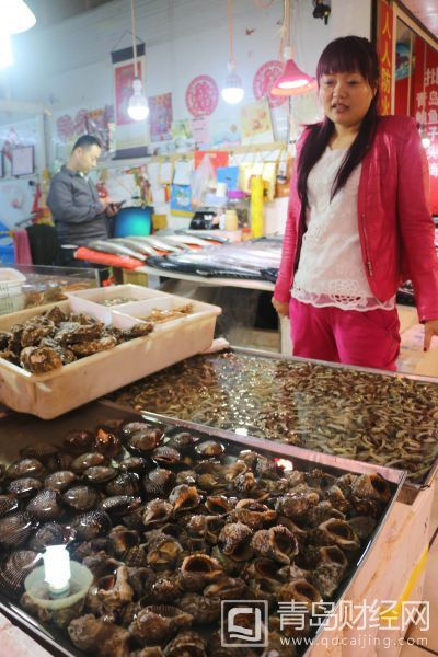 组图:青岛海鲜大量上市 鲅鱼海螺虾虎味美价廉