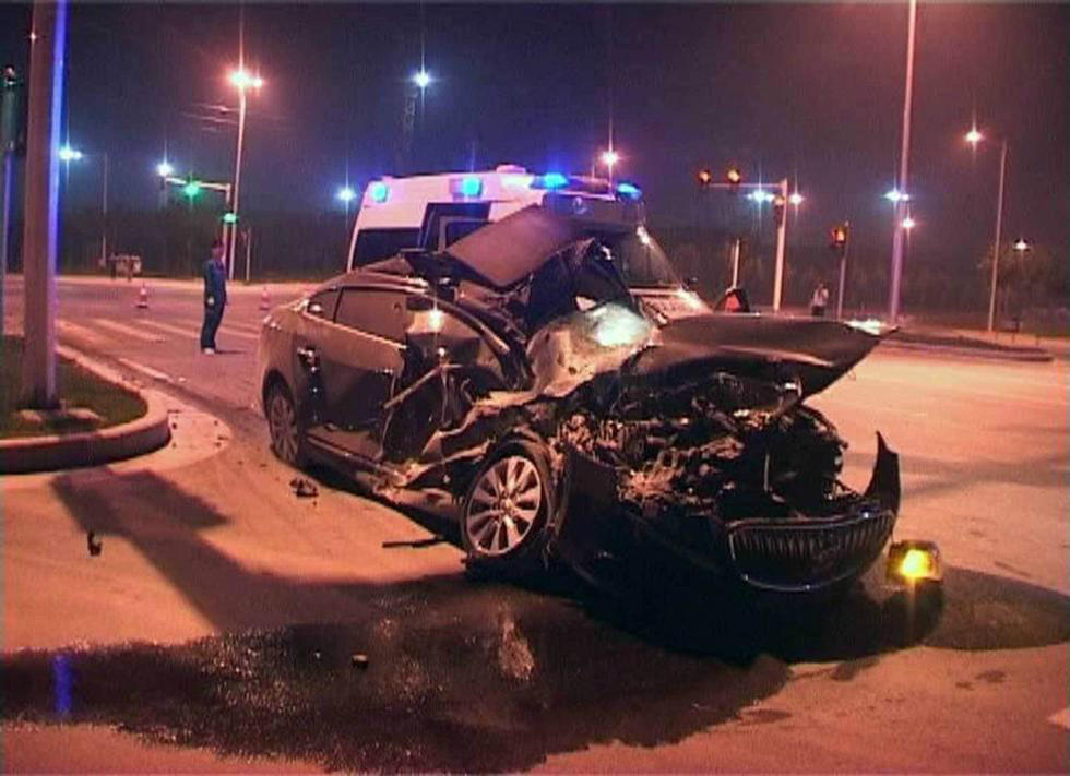 郑州渣土车撞飞轿车30多米 司机当场身亡