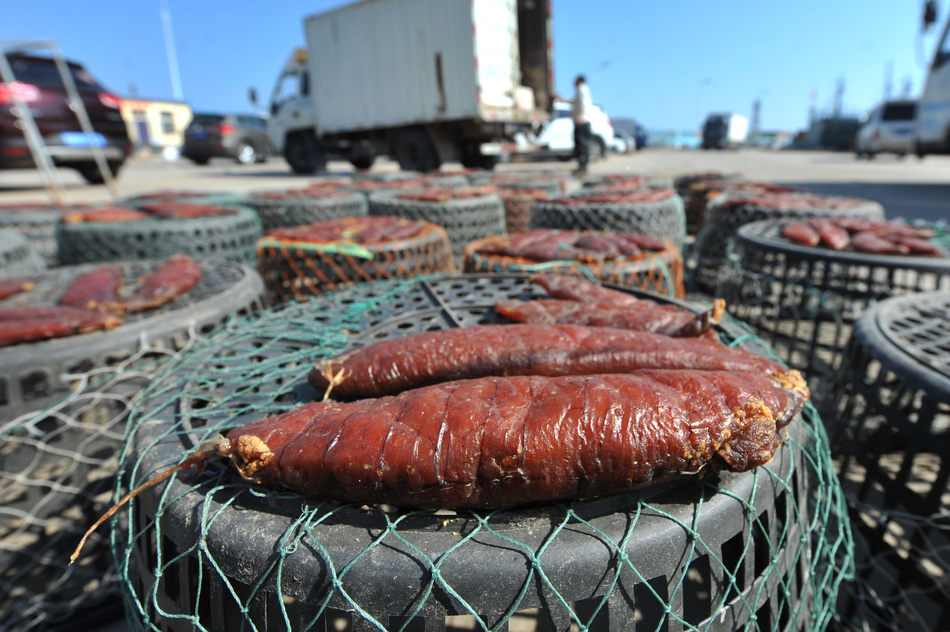 高清:青岛沙子口渔业旺收 渔民现场制作腌鲅鱼