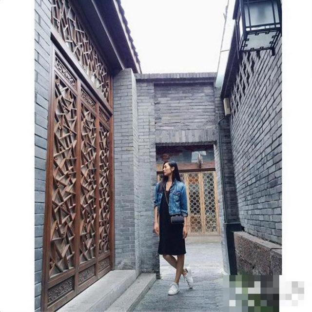 刘雯Instagram私照 　　白色平底鞋和牛仔外套的搭配很随性!
