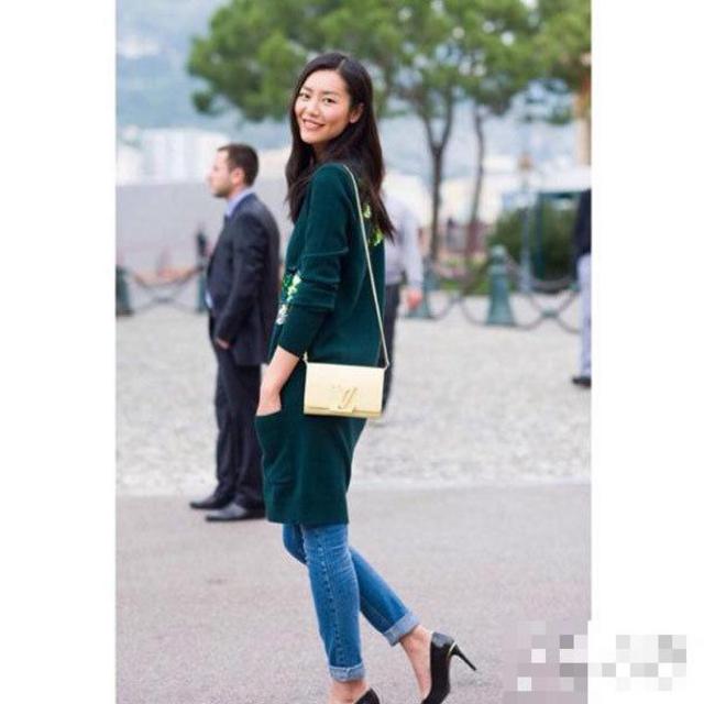 刘雯Instagram私照 　　超长的针织上衣搭配9分牛仔裤休闲时尚!