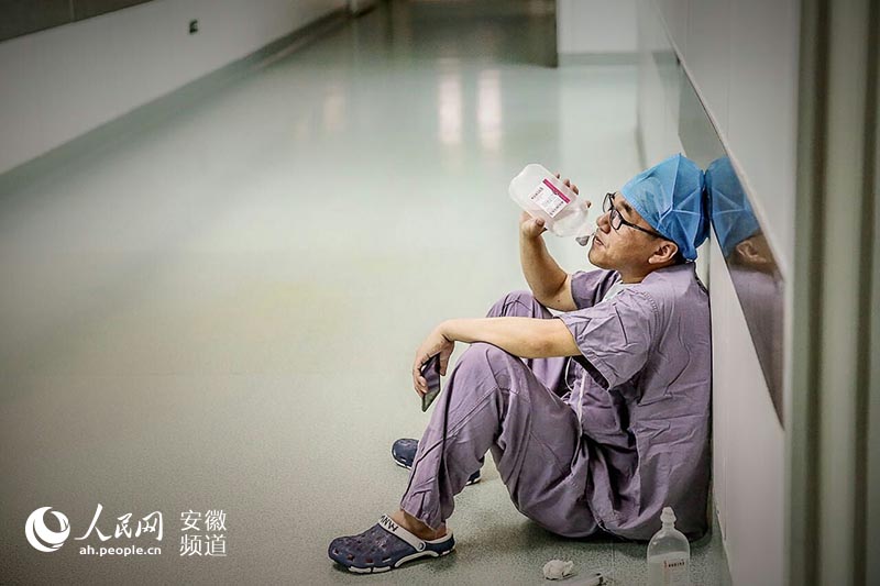 安徽一医生累倒在手术室外 瘫坐地上喝葡萄糖