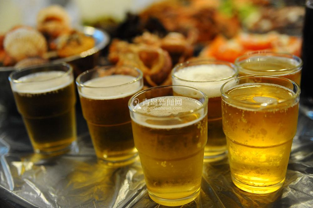 实拍初夏青岛市民的餐桌 海鲜味美啤酒飘香