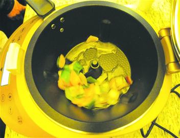 想吃啥菜扫码自动烹饪 机器人三分钟做糖醋里脊