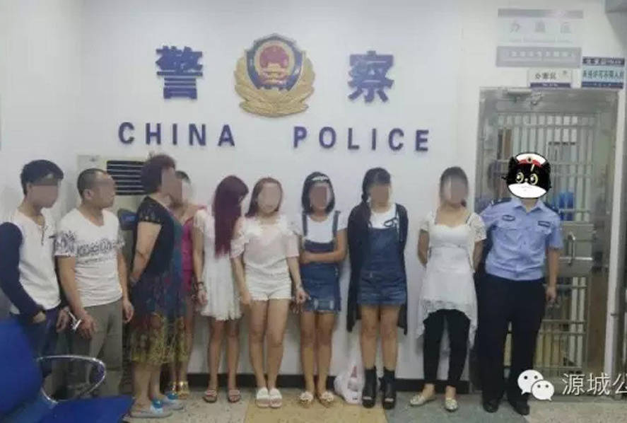 广东警方扫黄现场 卖淫女仍衣衫不整