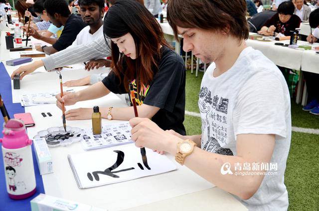青岛写字节开幕 留学生上演毛笔书法秀