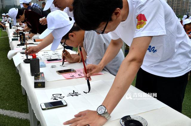 青岛写字节开幕 留学生上演毛笔书法秀