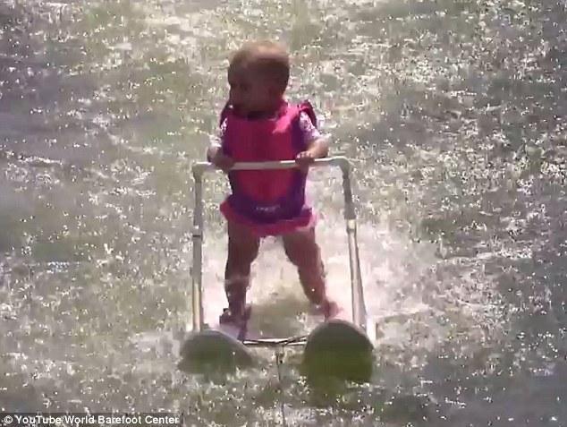 6月大婴儿湖面划水210米 破世界纪录