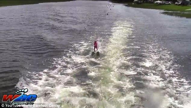 6月大婴儿湖面划水210米 破世界纪录