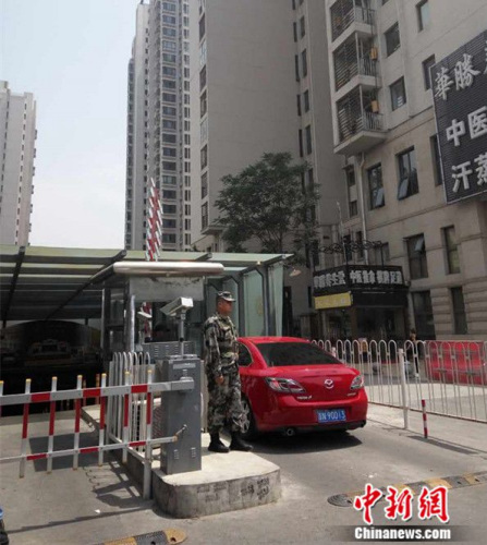 北京一小区保安穿军装站岗 物业公司拒绝回应(图)