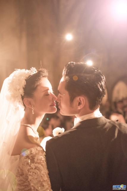 直击袁弘张歆艺大婚现场:甜蜜拥吻 古堡婚礼神秘浪漫