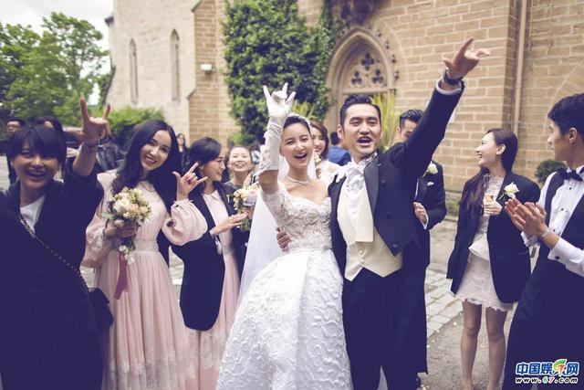 直击袁弘张歆艺大婚现场:甜蜜拥吻 古堡婚礼神秘浪漫