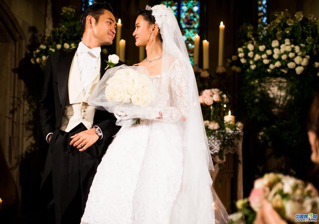 直击袁弘张歆艺大婚现场:甜蜜拥吻 古堡婚礼神秘浪漫