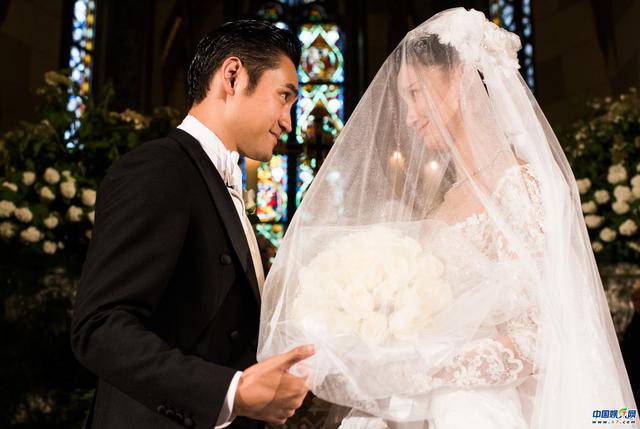 直击袁弘张歆艺大婚现场:甜蜜拥吻 古堡婚礼神秘浪漫