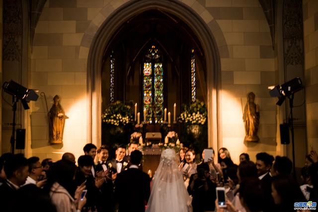 直击袁弘张歆艺大婚现场:甜蜜拥吻 古堡婚礼神秘浪漫