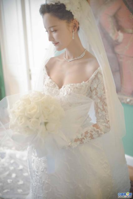 直击袁弘张歆艺大婚现场:甜蜜拥吻 古堡婚礼神秘浪漫