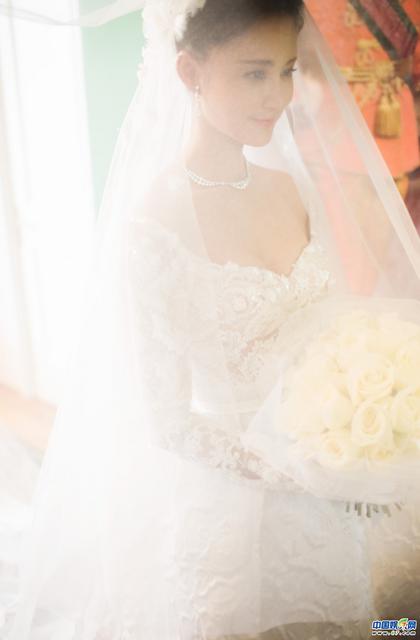 直击袁弘张歆艺大婚现场:甜蜜拥吻 古堡婚礼神秘浪漫