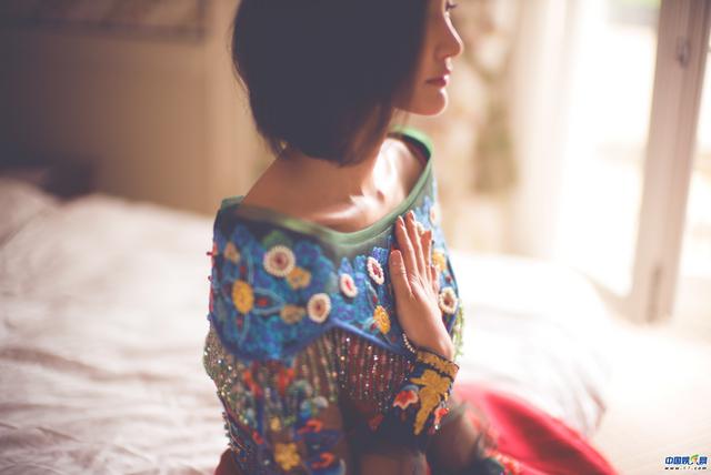 直击袁弘张歆艺大婚现场:甜蜜拥吻 古堡婚礼神秘浪漫