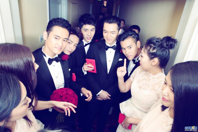 直击袁弘张歆艺大婚现场:甜蜜拥吻 古堡婚礼神秘浪漫