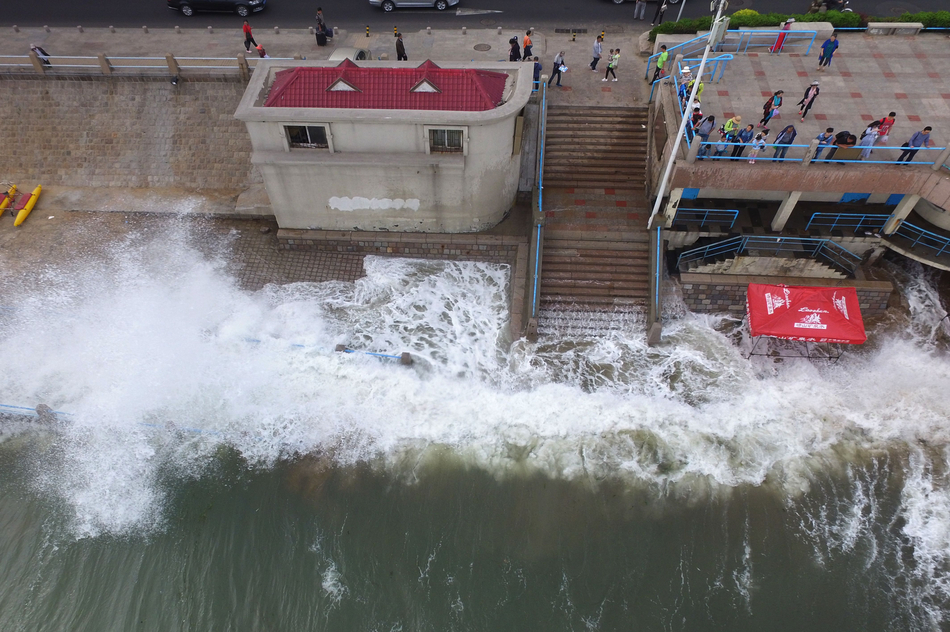 高清:栈桥海水浴场掀起大浪 场面蔚为壮观
