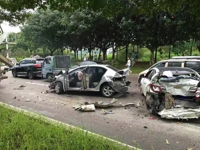 广东东莞11车连环相撞 致多车报废