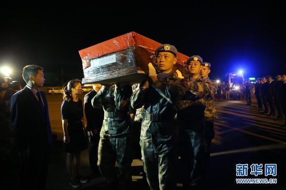 运送中国维和战士申亮亮灵柩的飞机从马里起飞回国
