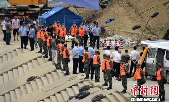 广元游船翻沉现场再捞3名遇难者遗体 已13人死