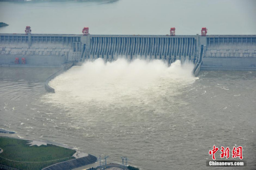 资料图：三峡大坝开泄洪深孔泄洪 CFP视觉中国