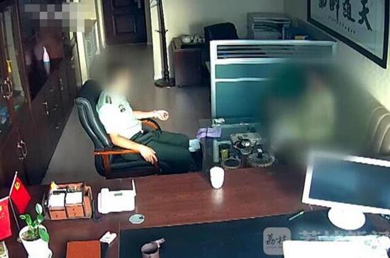 男子假冒军官与8女子办公室发生关系 全程录像
