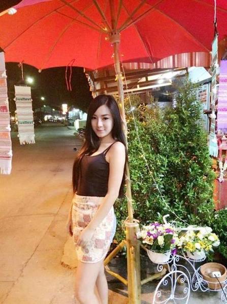     泰国小吃店现最美老板娘 身材傲人秒杀模特