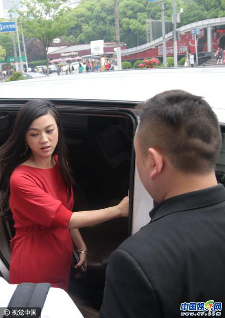 怀孕也能这么美!准妈妈汤唯一袭红裙挺孕肚