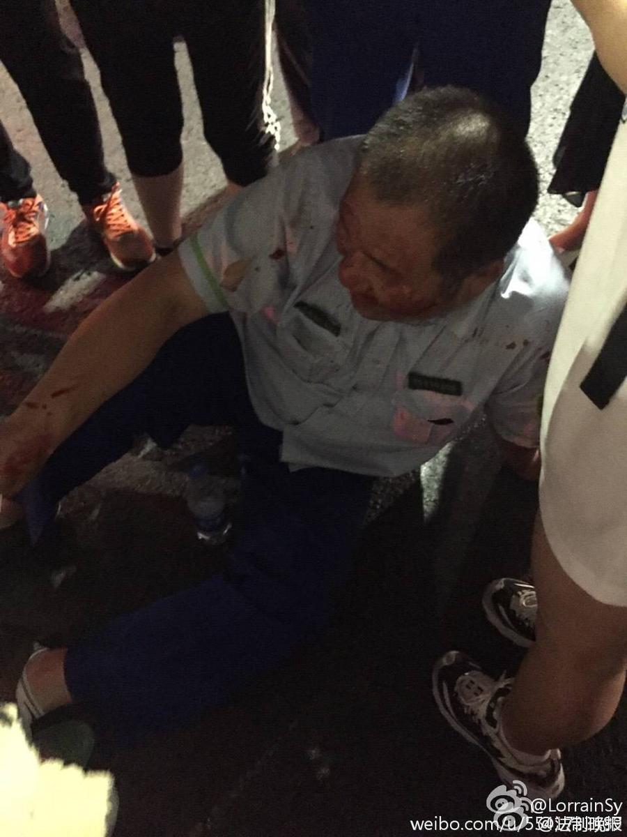 公交司机剐蹭捷豹车 被4人当街殴打