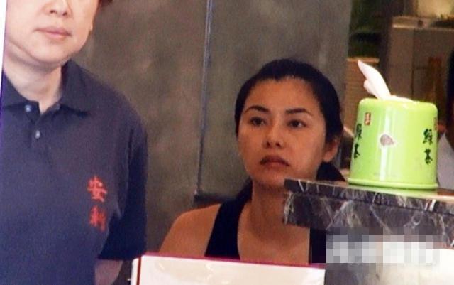 郑伊健夫妇同吃早餐