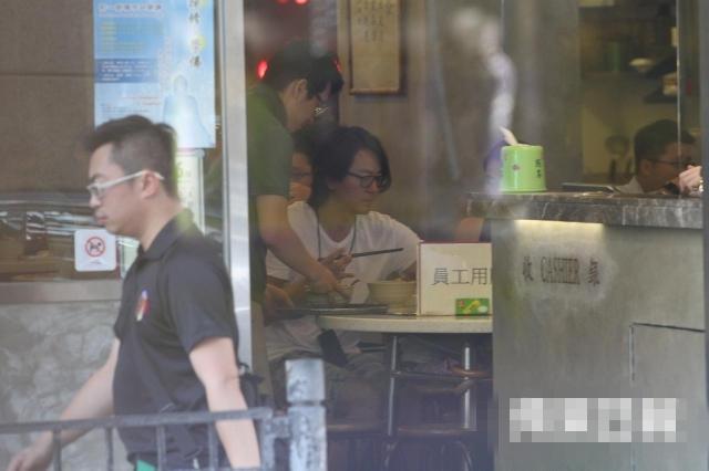 郑伊健夫妇同吃早餐