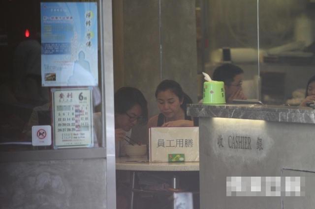 郑伊健夫妇同吃早餐