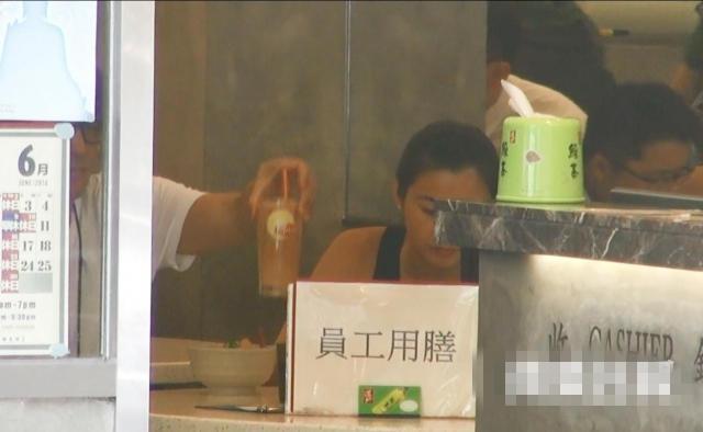 郑伊健夫妇同吃早餐