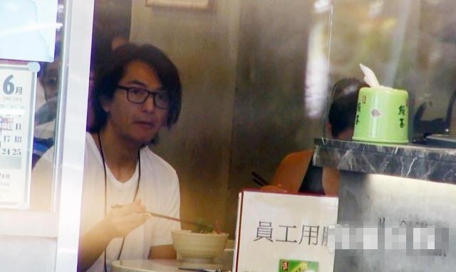 郑伊健夫妇同吃早餐