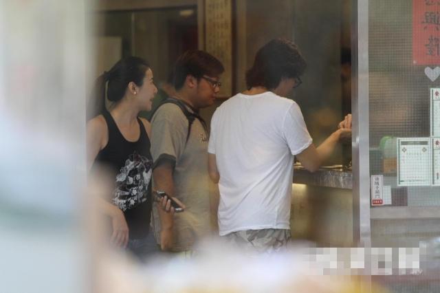 郑伊健夫妇同吃早餐
